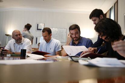 El líder de Izquierda Unida, Alberto Garzón, junto con otros diputados de IU cumplimentando la documentación para el acta de diputado.