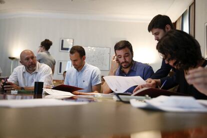 El l&iacute;der de Izquierda Unida, Alberto Garz&oacute;n, junto con otros diputados de IU cumplimentando la documentaci&oacute;n para el acta de diputado.