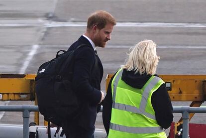 Enrique, hijo menor del nuevo rey británico, Carlos III, a su llegada al aeropuerto de Aberdeen, tras abandonar el castillo de Balmoral (Escocia), este viernes. 