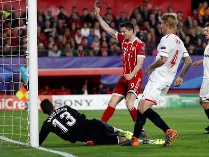 Lewandowski celebra el autogol de Navas.