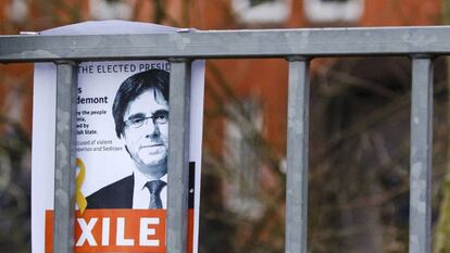 Un cartel de apoyo a Puigdemont, frente a la prisión de Neumüenster. 