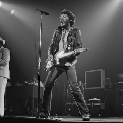 RED BANK, USA - 11th OCTOBER: Bruce Springsteen and Clarence Clemons (L) (1942-2011) from the E-Street Band perform live on stage at the Carlton Theatre in Red Bank, New Jersey, USA during the Born To Run tour on 11th October 1975. (Photo by Fin Costello/Redferns)