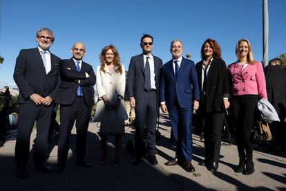 Desde la izquierda, Jaume Serra, delegado de Prisa Media Cataluña; Carlos Núñez, presidente ejecutivo de Prisa Media; Pilar Gil, vicepresidenta de Prisa; Joseph Oughourlian, presidente de Prisa; Jaume Collboni, alcalde de Barcelona; Laia Bonet, dirigente del PSC, Maria Eugènia Gay, teniente de la alcaldía de Barcelona.