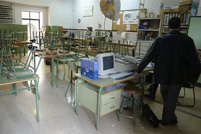 Una de las aulas del instituto Lluís Vives, vacías ayer por la mañana.