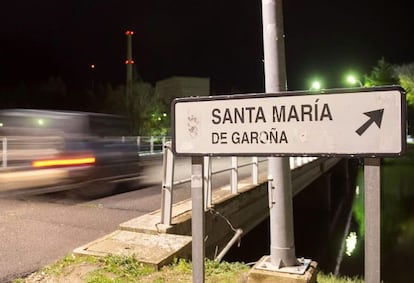 Un cartel que indica la entrada a la central de Garoña.