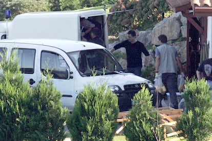 Policías franceses sacan bolsas de plástico con material incautado en la casa donde se detuvo a Antza y Anboto en 2004, en Salies-de-Béarn (Francia).