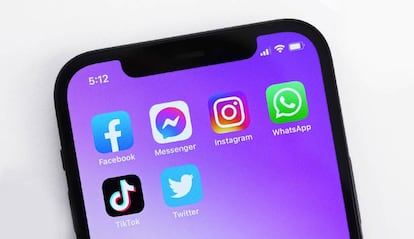 Varias redes sociales en la pantalla de un iPhone.