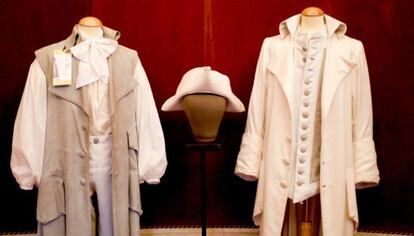 Trajes de la ópera 'Il tutore burlato' subastados por el Teatro Real.