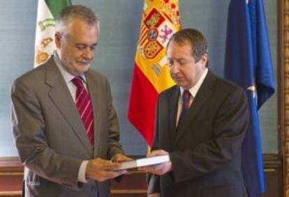 Cano Bueso entrega el informe del Consejo Consultivo a Griñán.