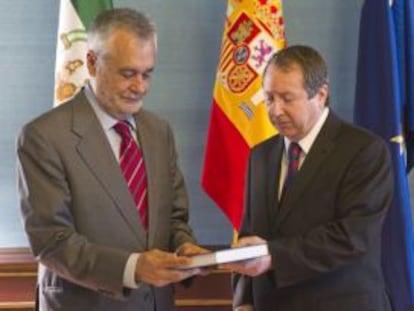 Cano Bueso entrega el informe del Consejo Consultivo a Griñán.