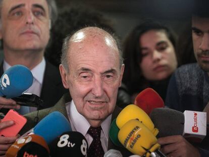 El abogado de la infanta Cristina, Miquel Roca, atiende a los medios tras conocerse la sentencia del 'caso Nóos'.