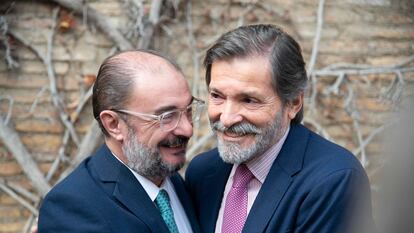 El presidente de Aragón, Javier Lambán (a la izquierda), y el expresidente de Asturias Javier Fernández, antes de un acto en Zaragoza, este miércoles.