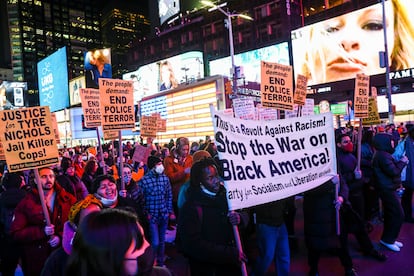 Manifestantes en Times Square, en Nueva York, por la muerte de Tyre Nichols, el viernes. 