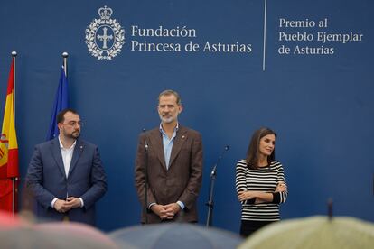 Los reyes Felipe VI y Letizia, acompañados por el presidente del Principado de Asturias, Adrián Barbón, han presidido el acto de entrega del premio al pueblo ejemplar de Asturias. Doña Letizia ha leído el discurso de Leonor quien, tras la indisposición de la infanta Sofía, ha empezado a encontrarse mal. "En este escenario tenían que estar Leonor y Sofía. Sofía pasó una mala noche. Y Leonor ha hecho un esfuerzo pero no ha podido ser. Yo creo que estas gastroenteritis en 24-48 horas pasarán. Algo les sentó mal", ha explicado la Reina. Gaiteros tocando el himno de Asturias han marcado el fin del acto.