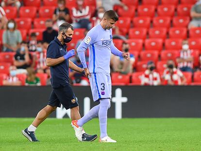 Gerard Piqué se retira lesionado el sábado durante el Athletic-Barça en San Mamés.