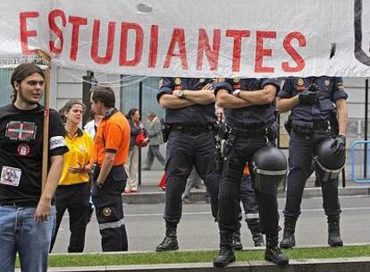 Tres policías vigilan la manifestación de estudiantes celebrada ayer entre Colón y Alcalá.