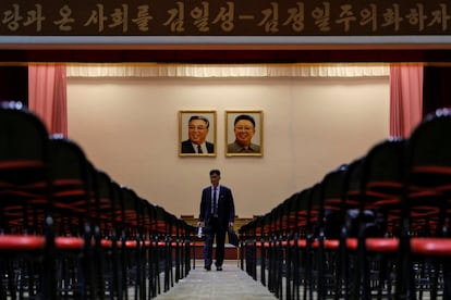 Retratos dos últimos líderes norte-coreanos, Kim Il Sung e Kim Jong Il em uma academia de uma escola de formação de docentes.