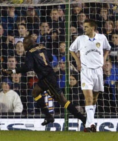 Dely Valdés celebra el gol ante Woodgate.