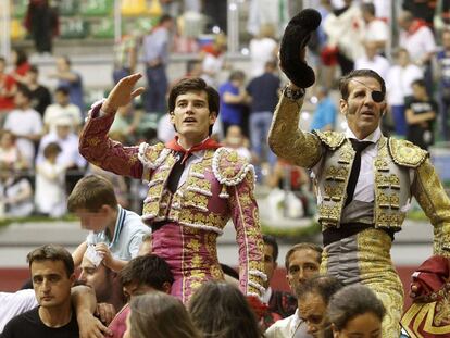 Los diestros Jos&eacute; Garrido (izquierda) y Juan Jos&eacute; Padilla salen ayer martes a hombros tras el cuarto festejo taurino de la feria de San Pedro y San Pablo de Burgos.