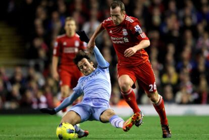 Charlie Adam avanza con la pelota ante la oposición de Silva.