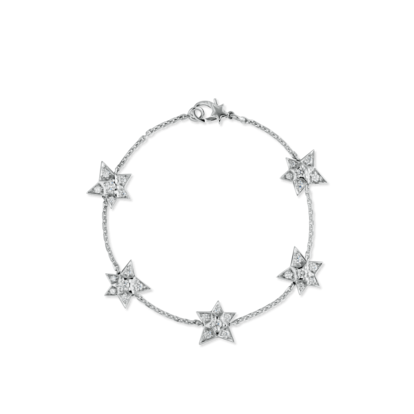 Desde la primera colección de 1932, las estrellas fugaces y las constelaciones iluminan la joyería de Chanel. La delicada pulsera Comète Gèod con estrellas de oro blanco y diamantes es una pieza perfecta para completar un buen joyero.