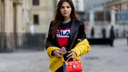 FILA

Uno de sus mayores pelotazos vino de mano del diseñador ruso Gosha Rubchinskiy y su colección de primavera 2017, que incluyó jerséis en rojo, azul y blanco, combinación estrella que se ha podido ver a it-girls como Diona Ciobanu.