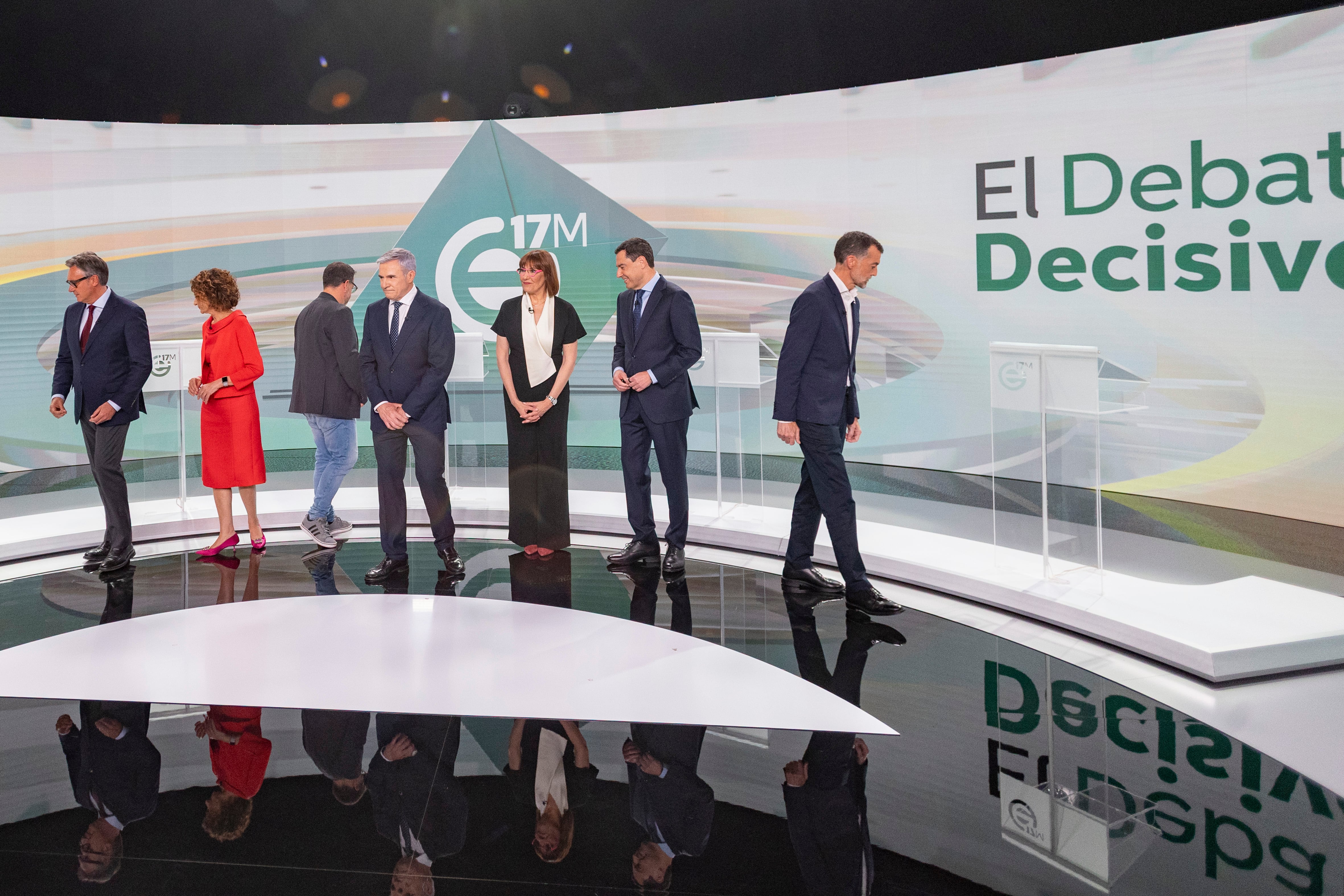 Los candidatos a la presidencia de la Junta, junto a los moderadores, Blanca Rodríguez y Fernando García, el lunes en RTVA.