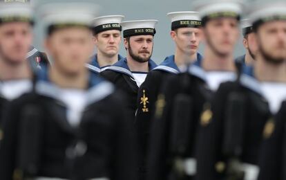 Marines asisten a la ceremonia de clausura de HMS Ocean en HMNB Devonport en Plymouth (Gran Bretaña).