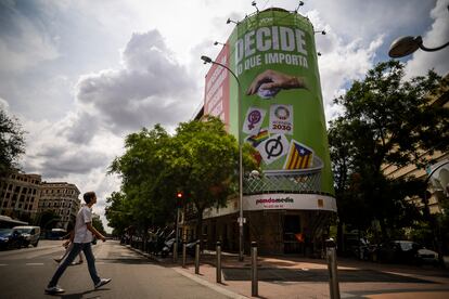 Lona publicitaria de VOX en la esquina de la calle Alcalá con la calle Goya, en Madrid.