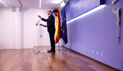 El defensor del Pueblo, Ángel Gabilondo, este viernes en rueda de prensa en el Congreso. 