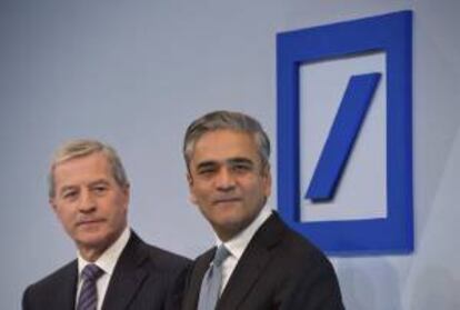 Los copresidentes del banco Deutsche Bank, Jürgen Fitschen (i) y Anshu Jain, ofrecen hoy una rueda de prensa después de la presentación de resultados de la entidad en 2012, en Fráncfort, Alemania.