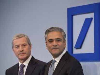 Los copresidentes del banco Deutsche Bank, Jürgen Fitschen (i) y Anshu Jain, ofrecen hoy una rueda de prensa después de la presentación de resultados de la entidad en 2012, en Fráncfort, Alemania.