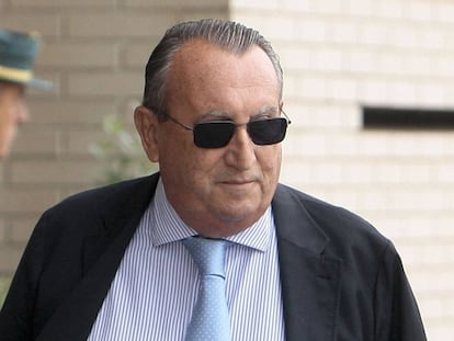 Carlos Fabra a su salida de la Audiencia Provincial de Castellón, en 2015.