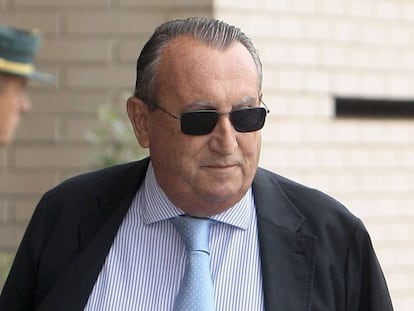 Carlos Fabra a su salida de la Audiencia Provincial de Castellón, en 2015.