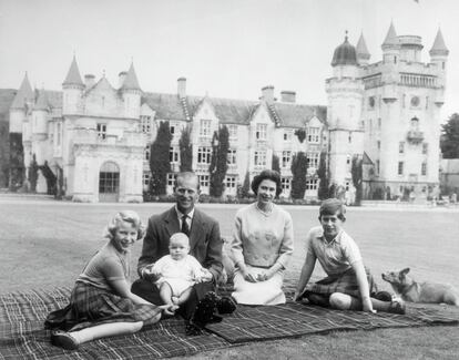 El príncipe Felipe sostiene al príncipe Andrés sobre su regazo, en los terrenos del castillo de Balmoral. Los demás miembros de la foto son la Reina Isabel II, el príncipe Carlos y la princesa Ana. En esta imagen resultan fundamentales los jardines de Balmoral, 50.000 acres, que combinan zonas más boscosas y agrestes (en línea con la filosofía del jardín salvaje formulada por el escritor William Robinson en 1870), pero también jardines florales y praderas limpias como esta, donde la familia real posa sobre una manta de cuadros escoceses, el 'leit motiv' de la decoración del castillo.
