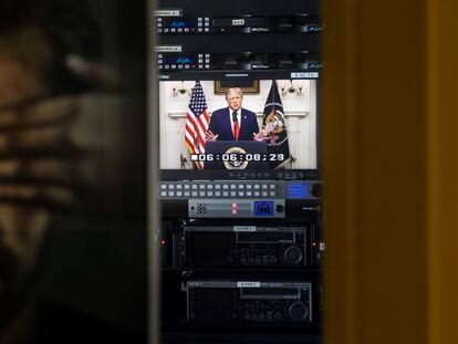 El presidente estadounidense, Donald J. Trump, aparece en un televisor.