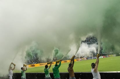 Barristas participan del "tifo" a la salida del Nacional a la cancha usando extintores. En cada partido la barra organiza el recibimiento del equipo.