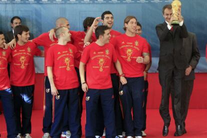 El presidente del Gobierno, José Luis Rodríguez Zapatero, bota con la Copa del Mundo ante las risas de varios jugadores.