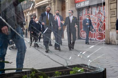 Los consejeros de Interior y Empresa, Miquel Sàmper y Ramon Tremosa, acompañan a Luis Sans, presidente de la Asociación de Amigos del Paseo de Gràcia, para ver los daños provocados por los disturbios.