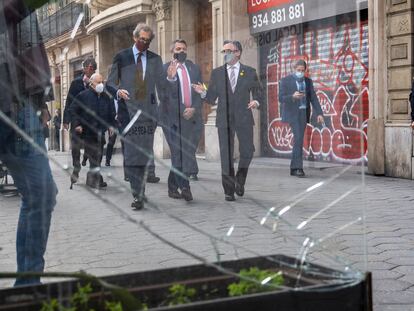 Los consejeros de Interior y Empresa, Miquel Sàmper y Ramon Tremosa, acompañan a Luis Sans, presidente de la Asociación de Amigos del Paseo de Gràcia, para ver los daños provocados por los disturbios.