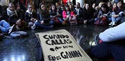 Estudiantes de todas las facultades se han juntado esta ma&ntilde;ana en la de Historia para hacer en una asamblea despu&eacute;s de la noche de encierro.