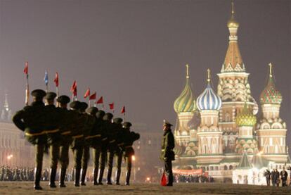 Soldados rusos desfilan en la plaza Roja de Moscú.