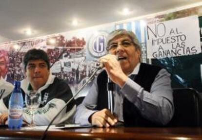 En la imagen, el líder del sindicato de los camioneros y titular de la Confederación General del Trabajo (CGT) de Argentina, Hugo Moyano, habla en Buenos Aires (Argentina). EFE/Archivo
