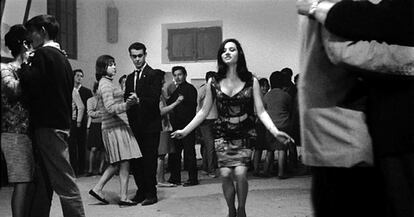 Sara Lezana baila al inicio de 'El extraño viaje' (1964), de Fernando Fernán Gómez.