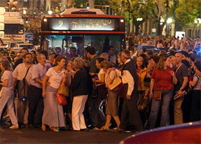 Imagen que presentaba ayer la calle de Alcalá, abarrotada con miles de personas que se acercaron a ver la decoración.