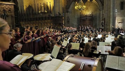 La orquesta y el coro del Liceo, las voces de la Polifònica de Puig-Reig en el Réquiem de Montserrat Caballé en la Catedral de Barcelona.