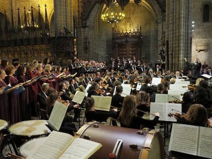 La orquesta y el coro del Liceo, las voces de la Polifònica de Puig-Reig en el Réquiem de Montserrat Caballé en la Catedral de Barcelona.