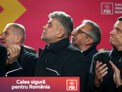 El primer ministro de Rumania, el socialdemócrata Marcel Ciolacu (segundo por la izquierda), el domingo en Bucarest.