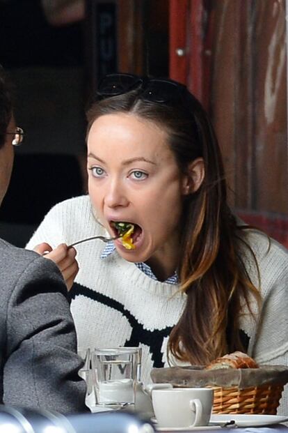 La actriz Olivia Wilde, disfrutando de un plato de pasta en la terraza de un restaurante neoyorquino.