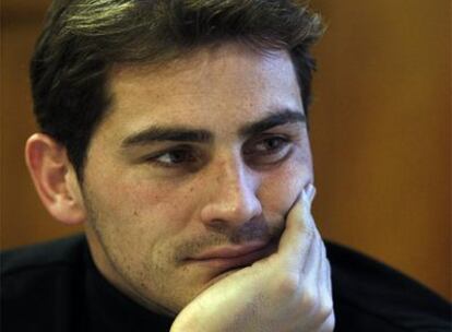 Iker Casillas, durante el encuentro para EL PAÍS con Andoni Zubizarreta en diciembre de 2008.